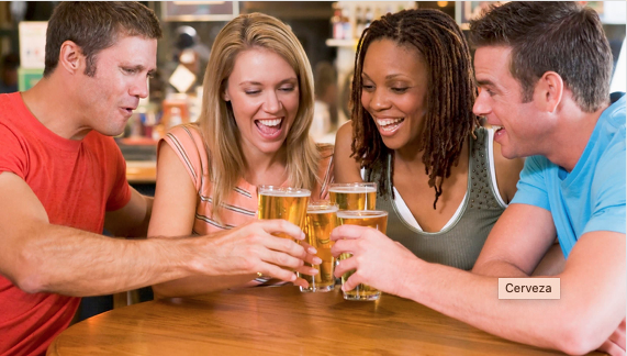 Imagen de cuatro personas brindando con unas cervezas